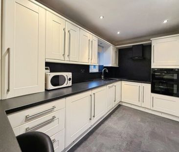 2 bedroom Flat To Let - Photo 2