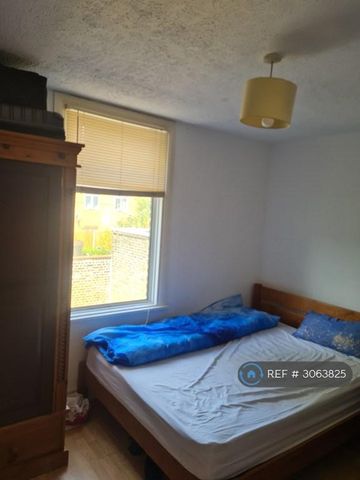 3 bedroom semi-detached house to rent - Photo 2