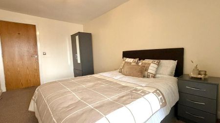 1 bedroom in a flat share to rent - Photo 4