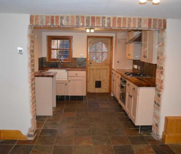 3 bedroom end of terrace house to rent - Photo 2