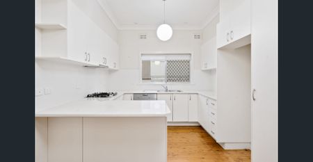 Modern Sophistication - Three Bedroom Renovated Cottage - Photo 3