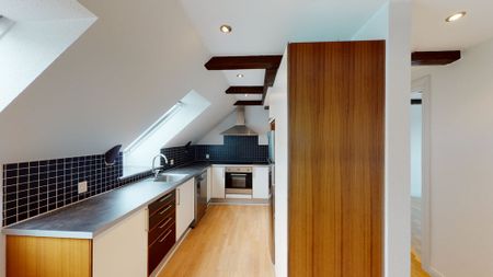 Moderniseret taglejlighed med fine detaljer - Photo 4