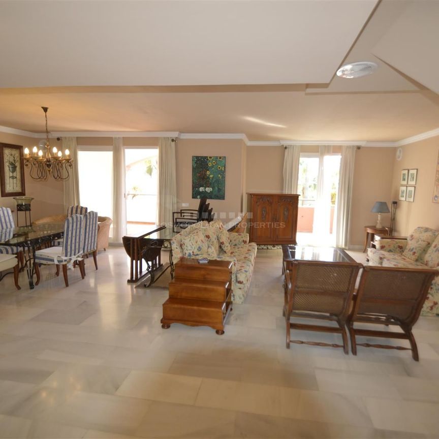 Fantástico ático dúplex a unos metros de la playa y bonitas vistas en El Infantado, Milla de Oro de Marbella - Photo 1