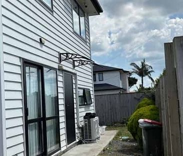 Chic 4BR Townhouse in Papatoetoe! - Photo 4