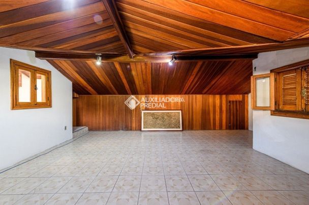 Casa com 4 quartos e 310m² para alugar em Chácara das Pedras, Porto Alegre. - Photo 1