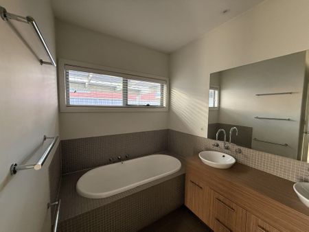 Please contact catie@sweeneyea.com.au for private inspections. - Photo 4