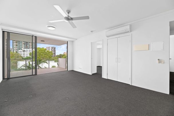 Light and bright two bedroom apartment - Photo 1