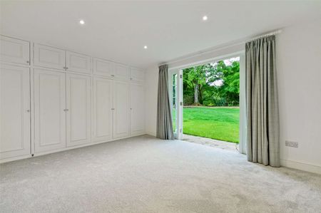 A recently refurbished 5 bedroom cottage available to rent in this wonderful rural setting at Pamber End, between Reading and Basingstoke. - Photo 3