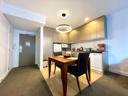 Central Apartment with Carpark, Pool & Gym - Photo 5