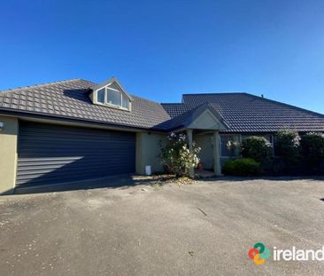 Family Living - Photo 2