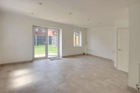 4 bedroom semi-detached house to rent - Photo 2