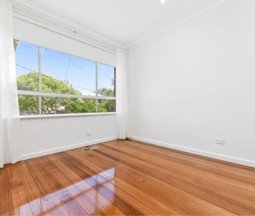 Newly Renovated Home in Sought After Pocket of Ashwood - 2 Living S... - Photo 4