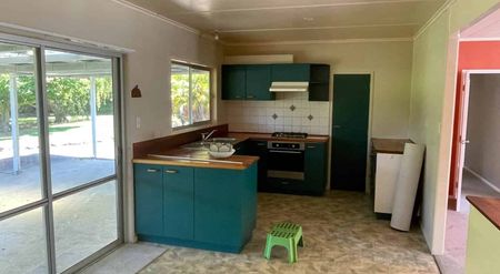 Handy to town - Photo 5