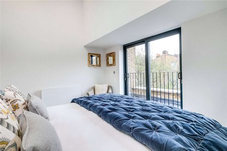 Stunning duplex top floor flat within an exclusive boutique development of a converted Lion house - Photo 4