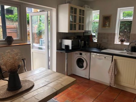 2 Bed Maisonette, Cowley Road, SW14 - Photo 2