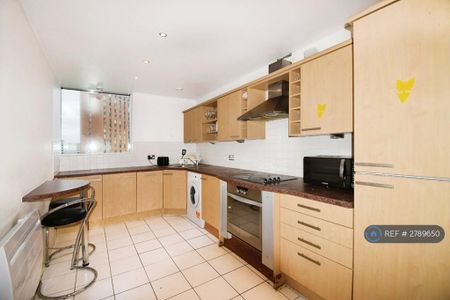 1 bedroom in a flat share to rent - Photo 3