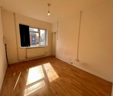 3 bedroom flat to rent - Photo 6