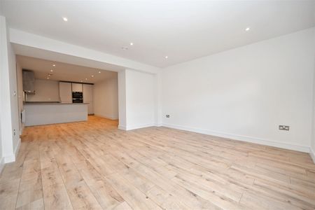 2 bedroom Flat To Let - Photo 3
