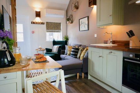 1 bedroom Flat To Let - Photo 3