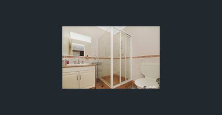 Low maintenance 3 Bedrooms house in the best location - Photo 2