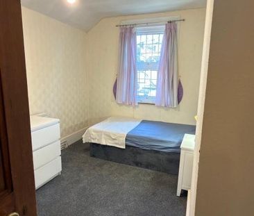 Room in a Shared Flat, Pemdevon Road, CR0 - Photo 3