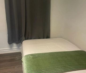 38 Emerson Avenue #Room A - Photo 5