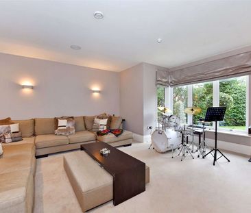 An exceptional five bedroom home with cinema room & gym, set within... - Photo 1