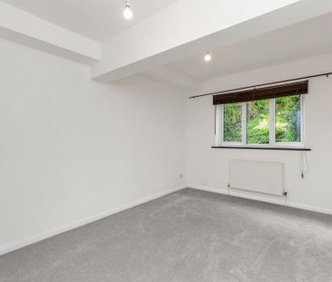 4 bedroom end of terrace house to rent - Photo 2