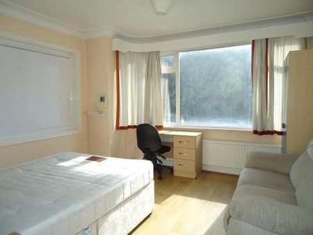 4 bedroom detached house to rent - Photo 3