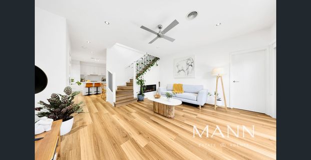 Luxurious Town Home Living, City Comfort - Photo 1