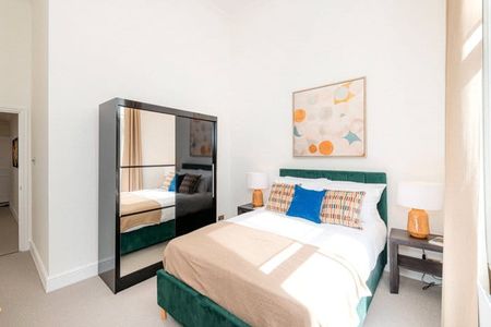 A well-presented first floor (with lift) two bedroom, two bathroom flat that benefits from its own private balcony, located on the west side of Lexham Gardens. Tenancy Length: Minimum 12 months EPC Rating C | Council Tax Band F - Photo 5