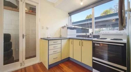 Greenlane - Tidy 2 bedroom Townhouse Plus 2 Carparks - Photo 2