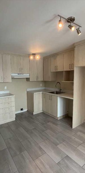 TRÈS BEAU 4 1/2 - LIBRE IMMÉDIATEMENT - RÉNOVÉ - Photo 1