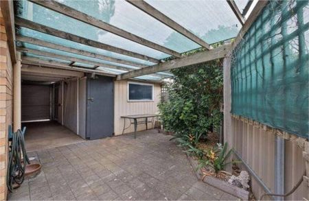 Neat, Trendy and Convenient Two Bedroom Maisonette - Photo 5