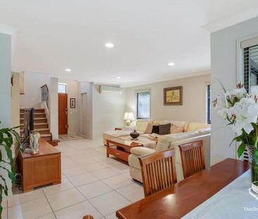 CONVENIENTLY LOCATED TOWNHOUSE IN SOUGHT AFTER ROBINA/VARSITY LAKES - Photo 2