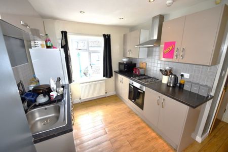 3 bedroom Flat in Otley Road, Leeds - Photo 3