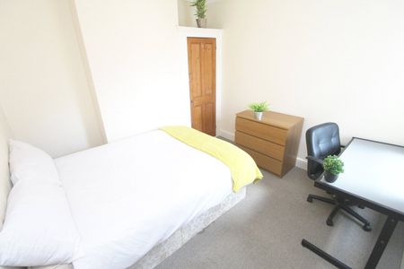 5 bedroom house to rent Harrow Road, Southsea, PO5 - Photo 2