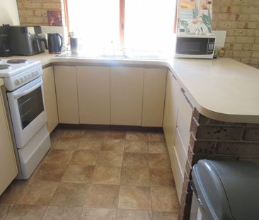 Family home just over a kilometre to the beach - Photo 4