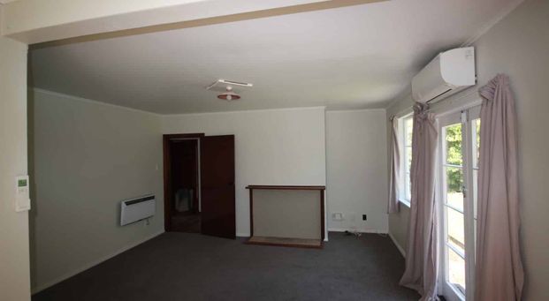 THREE BEDROOMS - ROSLYN - Photo 1