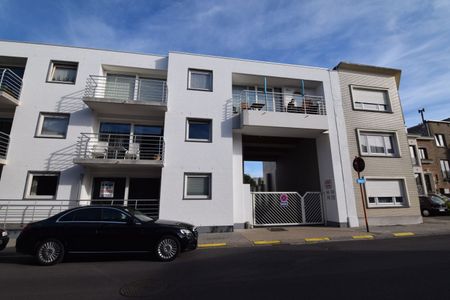 Ruim duplexappartement met twee slaapkamers en zonnig terras. Er hoort ook een staanplaats bij dit appartement in het gebouw zelf. - Foto 4