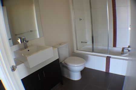 SPACIOUS 1 BED APARTMENT IN FOOTSCRAY - Photo 3