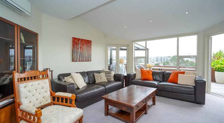 Fully Furnished!! Elevated with great light & views across City Scape. - Photo 3