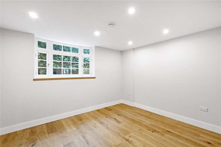 A lovely two bedroom ground floor flat forming part of a converted pub in Little Chelsea - Photo 2