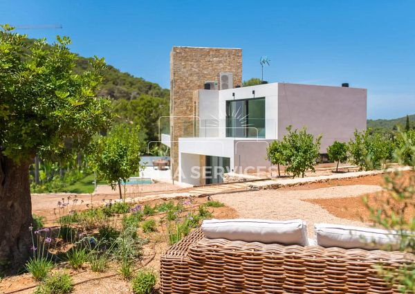 Private: Exclusive 5-Bedroom Villa for seasonal Rental in Roca Llisa