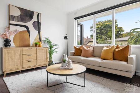 SPACIOUS TWO BEDROOM! - Photo 2