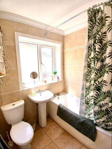 1 bedroom in a house share to rent - Photo 5