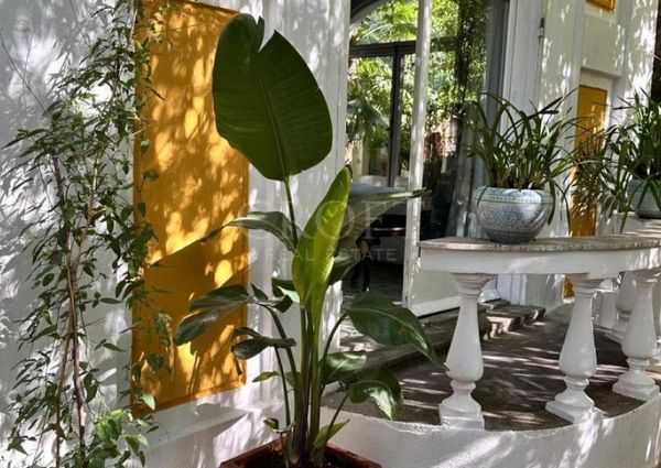 Villa-Parioli: Beautiful independent house with large private garden and terraces. Spacious living, formal dining, study-music room, sun room, 5 bedrooms, 4 bathrooms, parking. rif 163
