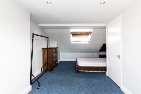 4 Bed Terraced House, Boscombe Road, SW17 - Photo 2