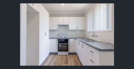 Large 5 bedroom home in a prime location! - Photo 5