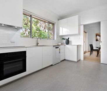 Three Bedroom Apartment Offering Modern Living With Views - Photo 5